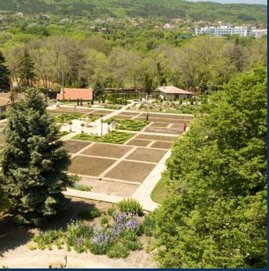 Hotel Iceberg Balchik Exterior photo