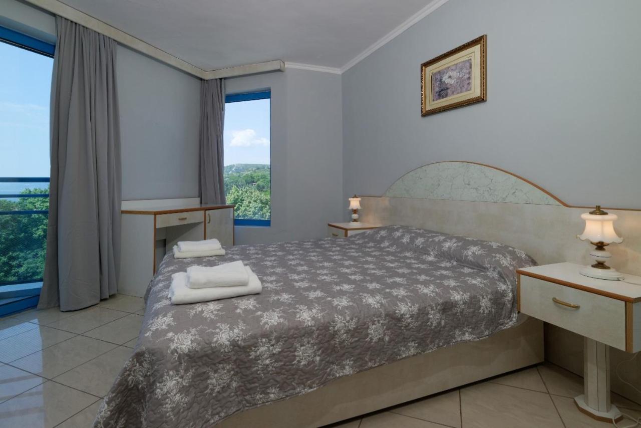 Hotel Iceberg Balchik Exterior photo